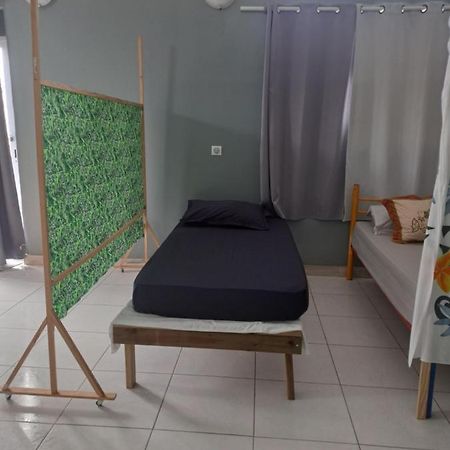 Laure Hebergement Loue Lits En Dortoir Hostel Faaa Exterior foto