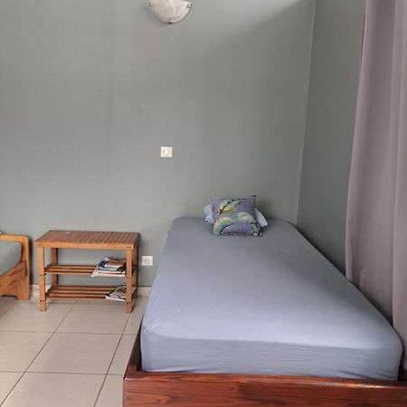 Laure Hebergement Loue Lits En Dortoir Hostel Faaa Exterior foto