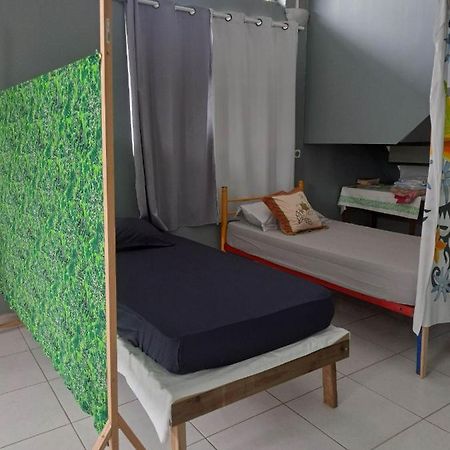 Laure Hebergement Loue Lits En Dortoir Hostel Faaa Exterior foto