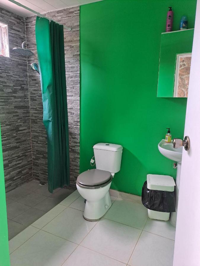 Laure Hebergement Loue Lits En Dortoir Hostel Faaa Exterior foto