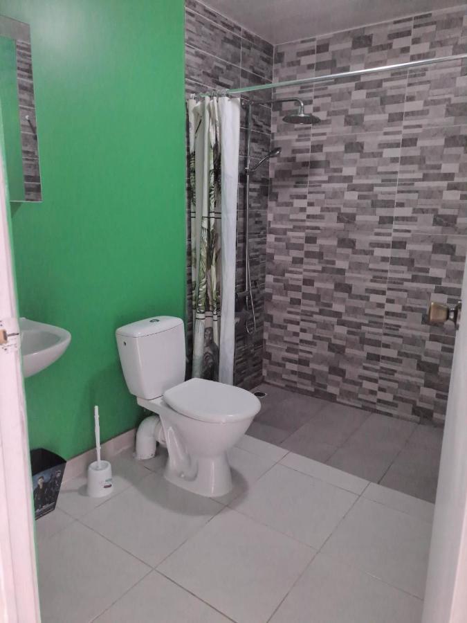 Laure Hebergement Loue Lits En Dortoir Hostel Faaa Exterior foto